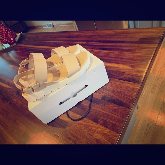 Also sandals size 8.5. Excellent condition! - Picture 1 of 4